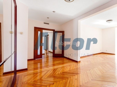 Piso en venta , con 143 m2, 4 habitaciones y 2 baños y ascensor. en Madrid