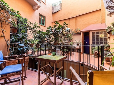 Piso en venta en El Gòtic de 5 habitaciones con terraza y balcón