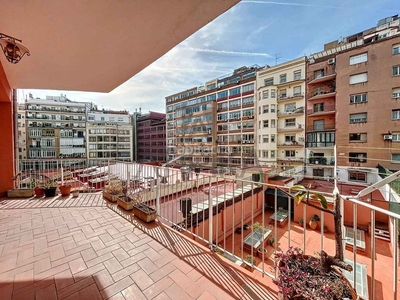Piso luminoso piso de 251m2 con terraza a reformar en carrer balmes en Barcelona