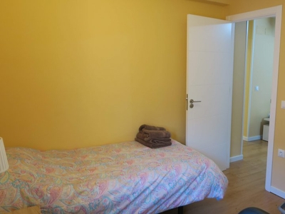 Se alquila habitación en piso de 4 dormitorios en Triana, Sevilla
