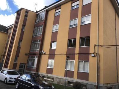 Venta Piso Lugo. Piso de cuatro habitaciones en Rúa Erín. A reformar segunda planta plaza de aparcamiento calefacción individual