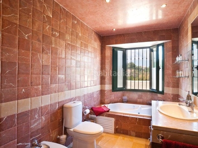 Alquiler casa adosada con 3 habitaciones amueblada con parking, calefacción y aire acondicionado en Marbella