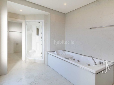 Alquiler casa adosada con 6 habitaciones amueblada con parking, piscina, calefacción y aire acondicionado en Pozuelo de Alarcón