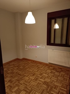 Ático con 2 dormitorios y terraza de 20 m2!!!! garaje, trastero y pisicina incluidos!! en Torrejón de Ardoz