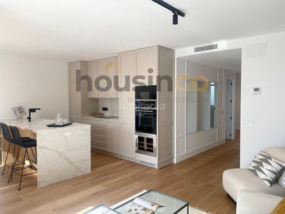 Ático en venta , con 201 m2, 2 habitaciones y 2 baños, garaje, ascensor, amueblado, aire acondicionado y calefacción central. en Madrid