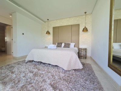 Casa con 4 habitaciones amueblada con parking, piscina, calefacción, jardín y vistas al mar en Marbella
