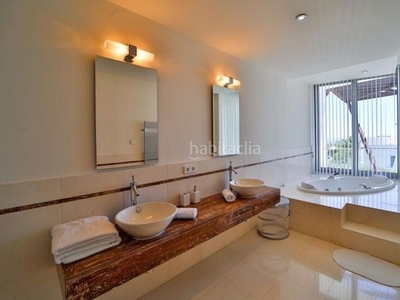 Casa con 5 habitaciones amueblada con parking, piscina, aire acondicionado y jardín en Marbella