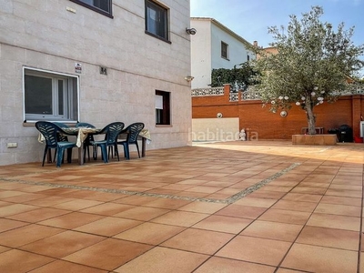 Casa con 7 habitaciones con piscina, calefacción, aire acondicionado y vistas a la montaña en Sant Boi de Llobregat