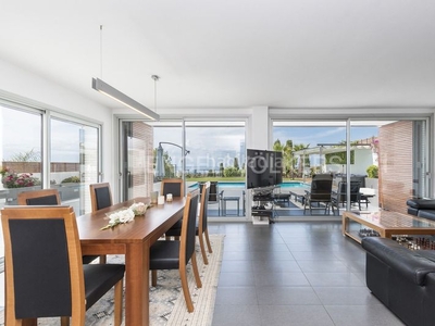 Casa cúbica con impresionantes vistas al mar en Sant Vicenç de Montalt