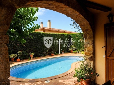 Casa fantástica casa de estilo rústico, con piscina y cerca del centro en Blanes