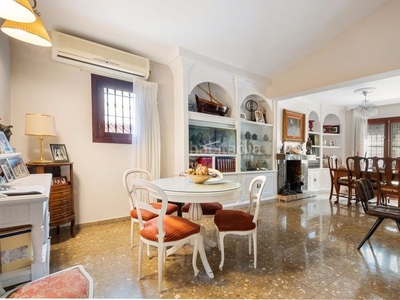 Casa una casa como esta, ¿por un poco más que un piso en teatinos? en Málaga