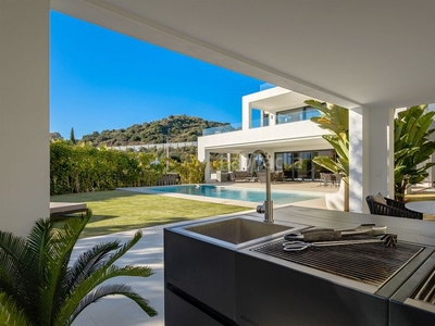 Casa villa de lujo contemporánea en una prestigiosa comunidad cerrada dentro del valle del golf. en Marbella