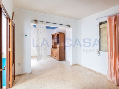 Chalet casa adosada a reformar en venta de 145 m2 construidos y 92 m2 de parcela dividida en dos plantas. dispone de 4 habitaciones, 2 baños, uno de ellos en planta baja, salón comedor con chimenea, cocina, patio, 2 terrazas y plaza de garaje. en Coria del Río