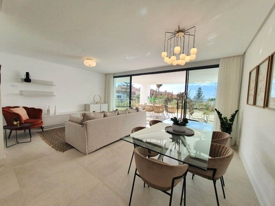 Dúplex exclusiva planta baja de 3 dormitorios con 119 m2 (porche y jardín privado) en Marbella