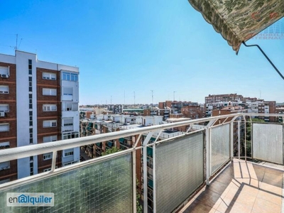 Magnífico y luminoso piso amueblado de 90 m2, 3 dormitorios y terraza; próximo al metro Delicias.