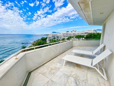 Piso con 3 habitaciones con ascensor, parking, piscina y aire acondicionado en Marbella