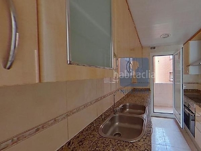 Piso en alquiler , con una superficie de 81 m2, salón-comedor, cocina, 3 habitaciones y 1 baños, ascensor y aire acondicionado. en Sant Feliu de Llobregat