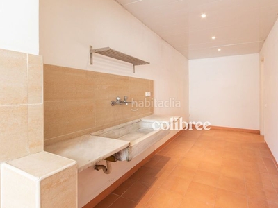 Piso en venta , con 145 m2, 4 habitaciones y 2 baños, ascensor y calefacción gas natural. en Barcelona