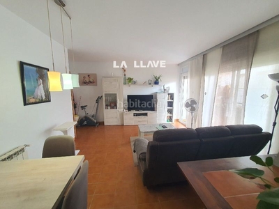 Piso en venta , con 97 m2, 4 habitaciones y 2 baños, garaje, ascensor y calefacción gas natural. amplio balcón muy soleado. en Lloret de Mar