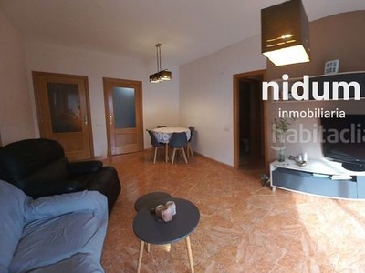 Piso vivienda con ascensor, garaje y balcón distribuida es salón comedor, dos baños, cocina, tres habitaciones, dos armarios empotrados, galería, de origen pero bien conservado. en Manuel