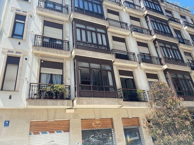Alquiler de piso en Barrio de Abando de 2 habitaciones con garaje y muebles