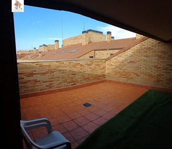 Ático en alquiler en El Quiñón de 2 habitaciones con terraza y piscina