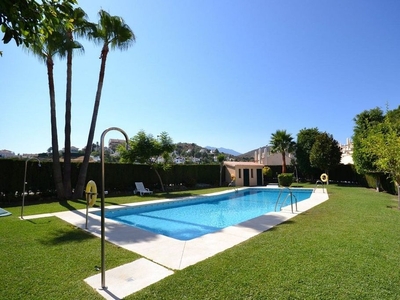 Dúplex en venta en Nueva Andalucía centro de 3 habitaciones con terraza y piscina