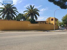 Chalet de una planta reformado para entrar a vivir con jardin y piscina en Montequinto