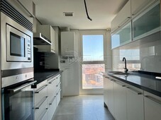 Piso con 3 habitaciones con ascensor, parking, calefacción y aire acondicionado en Valencia