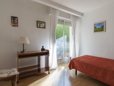 Habitación con balcón en apartamento de 3 dormitorios, Guindalera, Madrid.