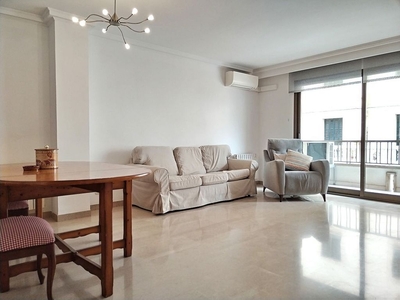 Alquiler de piso en Mercat - La Missió - Plaça dels Patins de 4 habitaciones con terraza y muebles