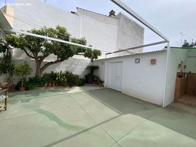 Casa Mata con gran patio a la venta en el centro de Estepona