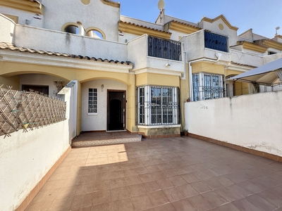 Chalet adosado con amplio solárium en el residencial Cortijo Real III, Torrevieja (Alicante) Venta Los Balcones Los Altos del Edén