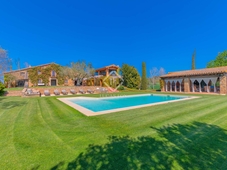 Masía con 3,500 m² de jardín en venta en Baix Emporda