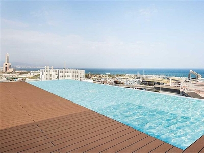 Alquiler de piso en El Besós i el Maresme de 3 habitaciones con terraza y piscina