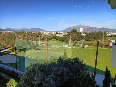 Alquiler de piso en Guadalmina de 3 habitaciones con terraza y piscina