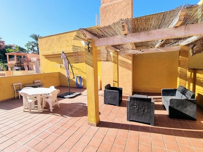 Ático en alquiler en avenida Casarabonela de 2 habitaciones con terraza y piscina