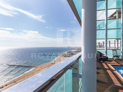 Ático en alquiler en Diagonal Mar i el Front Marítim del Poblenou de 3 habitaciones con terraza y piscina