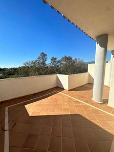 Ático en alquiler en Elviria de 2 habitaciones con terraza y piscina