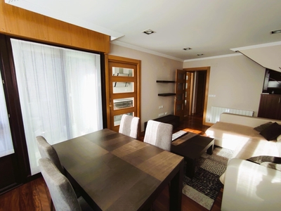 Dúplex en venta. Dúplex moderno en el centro de Eibar con 2 habitaciones dobles, salón-comedor, cocina equipada y 3 baños.