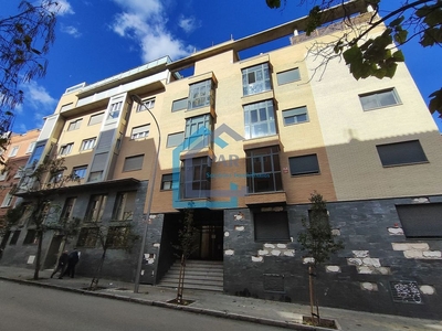 Dúplex en venta en calle De Azcona de 2 habitaciones con terraza y calefacción