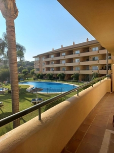 Piso en alquiler en Elviria de 2 habitaciones con terraza y piscina