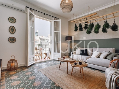 Piso en alquiler en La Nova Esquerra de l'Eixample de 2 habitaciones con muebles y balcón