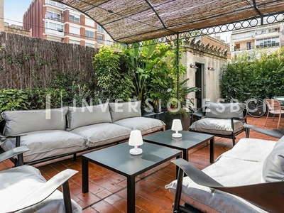 Piso en alquiler en L'Antiga Esquerra de l'Eixample de 2 habitaciones con terraza y muebles