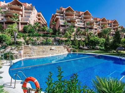 Piso en alquiler en Nueva Andalucía centro de 2 habitaciones con terraza y piscina