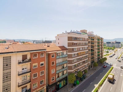 Piso en venta en avenida De Zaragoza de 4 habitaciones con terraza y calefacción