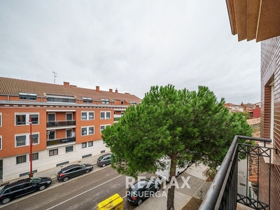 Piso en venta en calle González Silva de 3 habitaciones con terraza y garaje