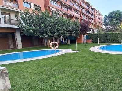 Piso en venta en Cascajos - Piqueras de 4 habitaciones con piscina y garaje