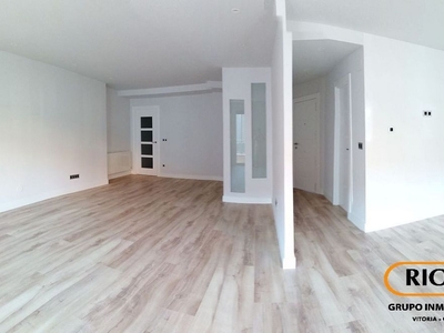 Piso en venta en Centro - Vitoria-Gasteiz de 4 habitaciones con terraza y garaje