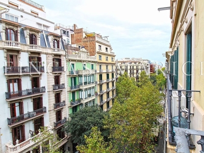 Piso en venta en La Dreta de l'Eixample de 5 habitaciones con terraza y balcón
